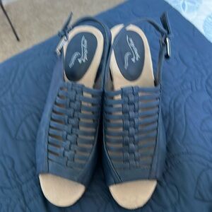Navy size 8 new easy street brand